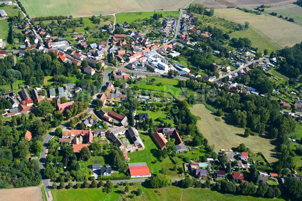 Straach von oben - Dorf - Ansicht am Rande von Waldgebieten in Straach im Bundesland Sachsen-Anhalt, Deutschland