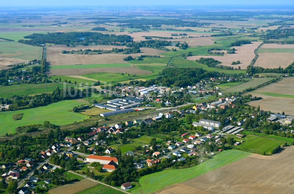 Tantow von oben - Dorf - Ansicht am Rande von Waldgebieten in Tantow im Bundesland Brandenburg, Deutschland