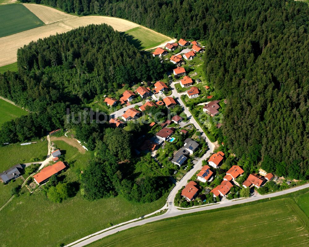 Luftaufnahme Thalhausen - Dorf - Ansicht am Rande Waldgebieten in Thalhausen im Bundesland Bayern, Deutschland