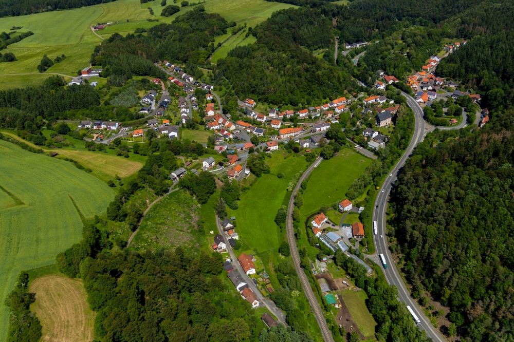 Luftaufnahme Thalitter - Dorf - Ansicht am Rande Waldgebieten in Thalitter im Bundesland Hessen, Deutschland