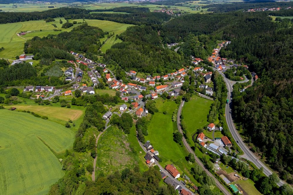 Thalitter von oben - Dorf - Ansicht am Rande Waldgebieten in Thalitter im Bundesland Hessen, Deutschland