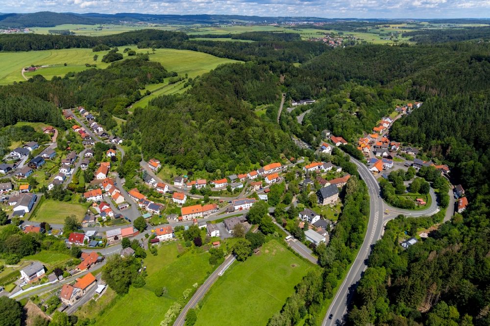 Thalitter aus der Vogelperspektive: Dorf - Ansicht am Rande Waldgebieten in Thalitter im Bundesland Hessen, Deutschland
