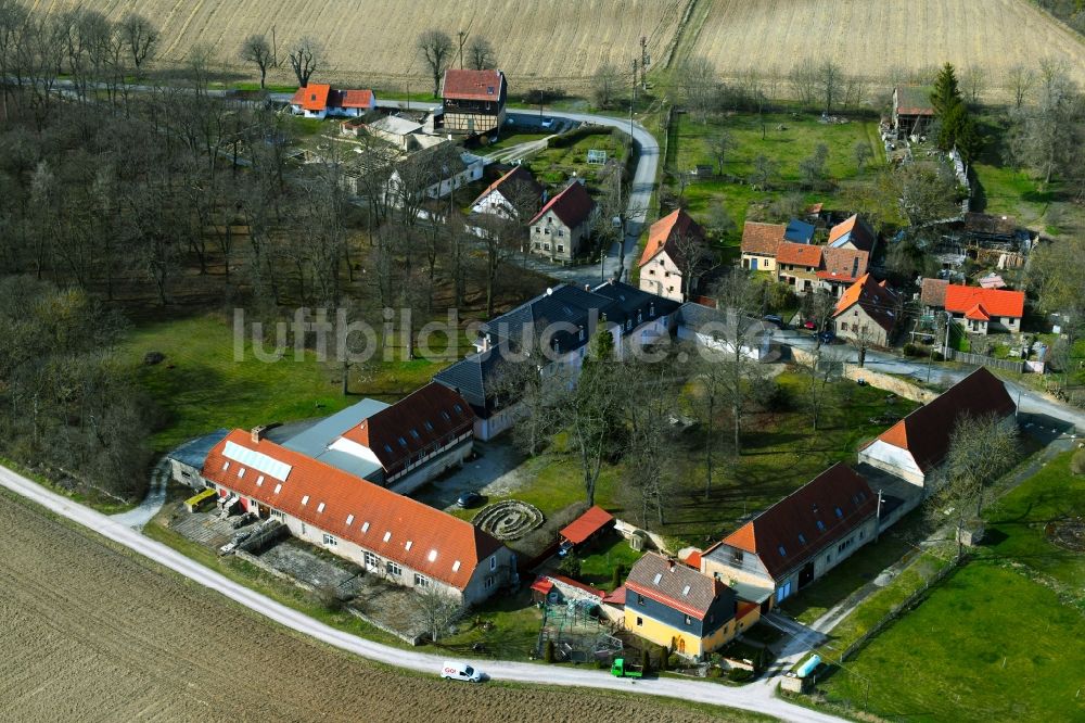 Luftaufnahme Tännich - Dorf - Ansicht am Rande Waldgebieten in Tännich im Bundesland Thüringen, Deutschland