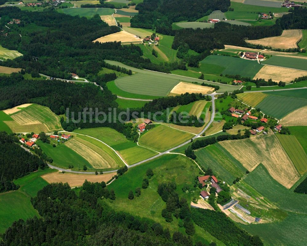 Uttendorf aus der Vogelperspektive: Dorf - Ansicht am Rande Waldgebieten in Uttendorf im Bundesland Bayern, Deutschland