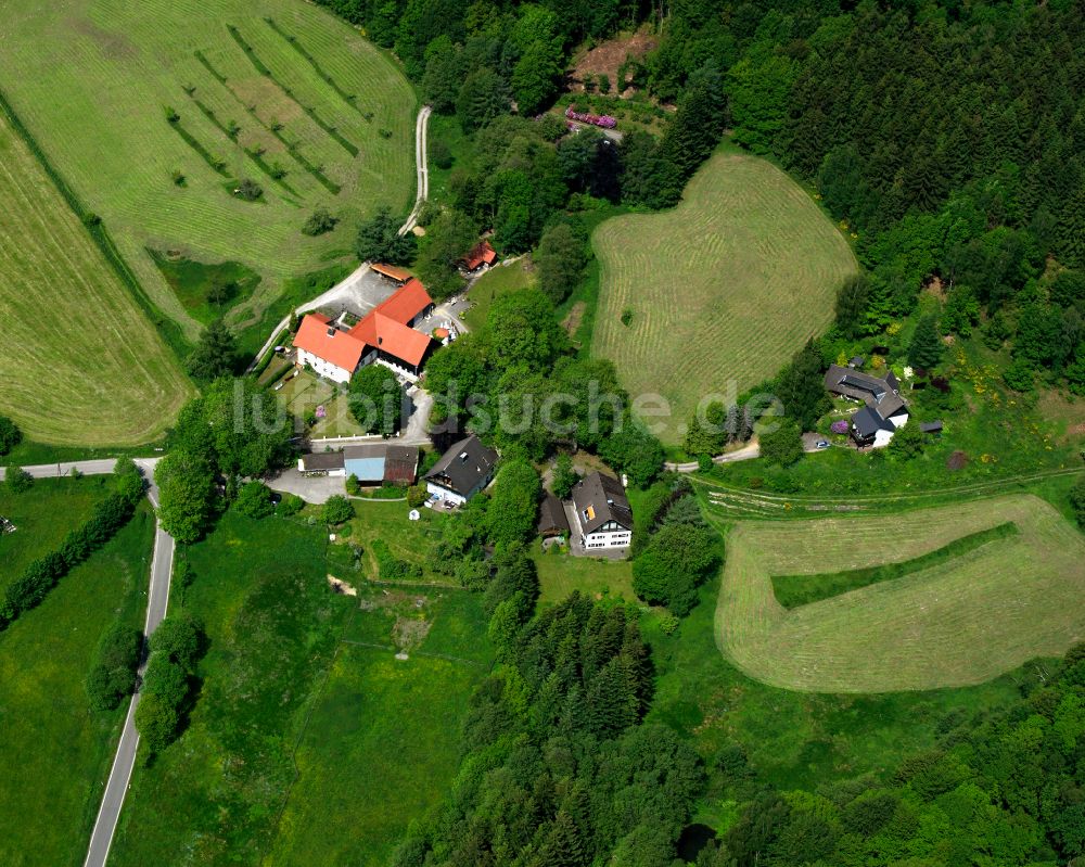 Valbert aus der Vogelperspektive: Dorf - Ansicht am Rande von Waldgebieten in Valbert im Bundesland Nordrhein-Westfalen, Deutschland