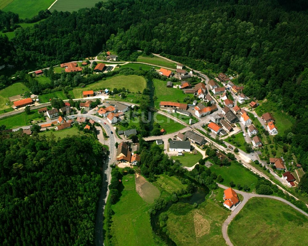 Veringenstadt von oben - Dorf - Ansicht am Rande Waldgebieten in Veringenstadt im Bundesland Baden-Württemberg, Deutschland