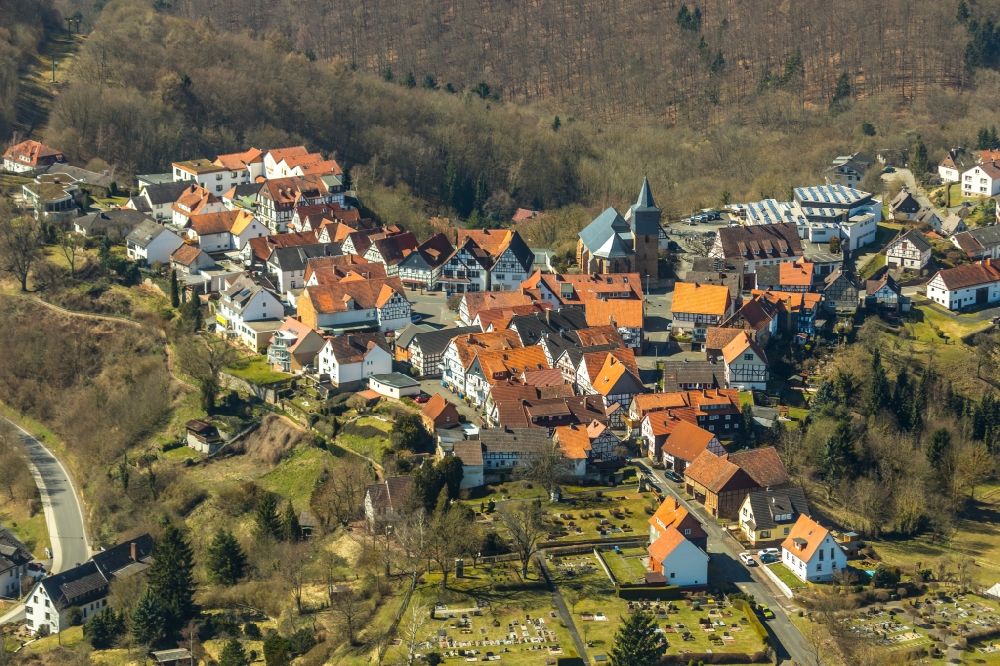 Waldeck aus der Vogelperspektive: Dorf - Ansicht am Rande Waldgebieten in Waldeck im Bundesland Hessen, Deutschland