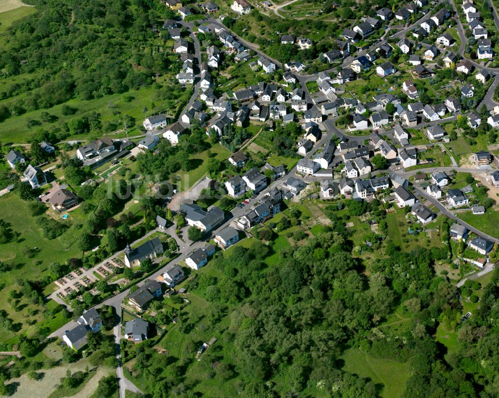 Weiler aus der Vogelperspektive: Dorf - Ansicht am Rande von Waldgebieten in Weiler im Bundesland Rheinland-Pfalz, Deutschland