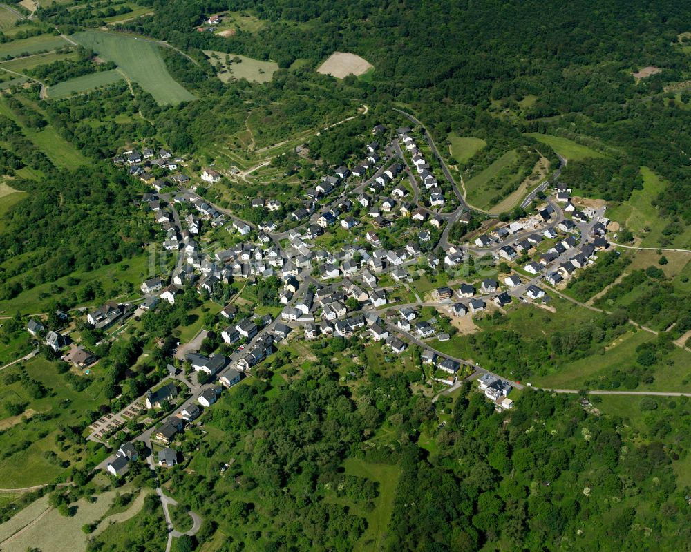 Luftbild Weiler - Dorf - Ansicht am Rande von Waldgebieten in Weiler im Bundesland Rheinland-Pfalz, Deutschland
