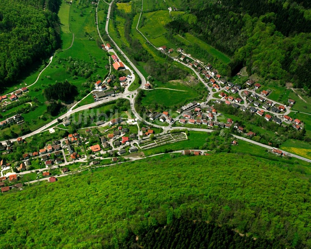 Weißenstein aus der Vogelperspektive: Dorf - Ansicht am Rande Waldgebieten in Weißenstein im Bundesland Baden-Württemberg, Deutschland