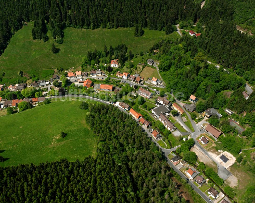 Wildemann aus der Vogelperspektive: Dorf - Ansicht am Rande von Waldgebieten in Wildemann im Bundesland Niedersachsen, Deutschland