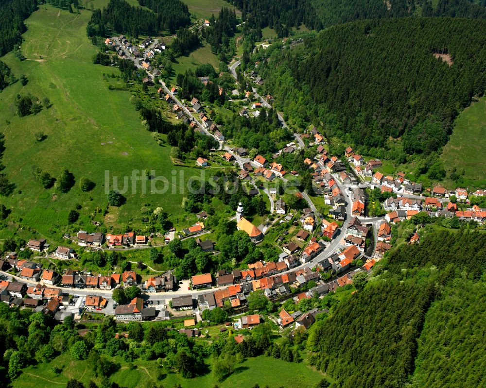 Wildemann aus der Vogelperspektive: Dorf - Ansicht am Rande von Waldgebieten in Wildemann im Bundesland Niedersachsen, Deutschland