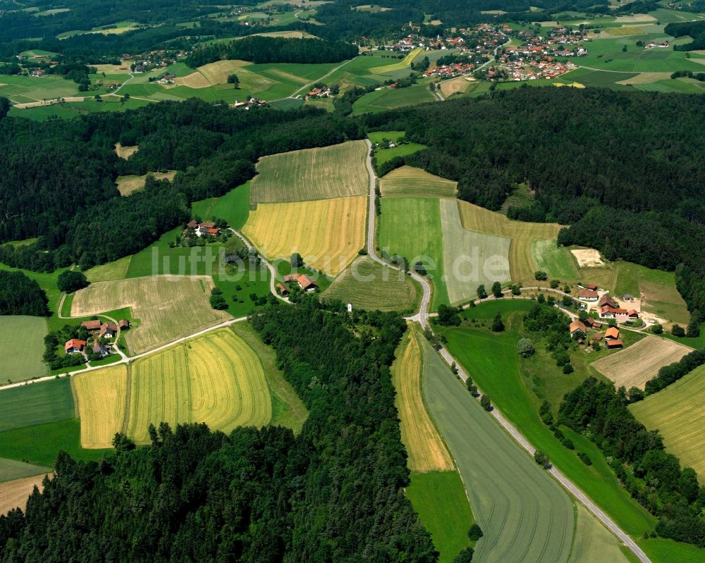Willersberg aus der Vogelperspektive: Dorf - Ansicht am Rande Waldgebieten in Willersberg im Bundesland Bayern, Deutschland
