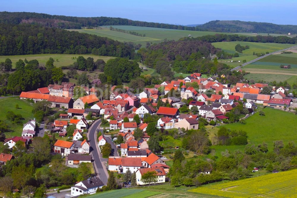 Luftbild Willershausen - Dorf - Ansicht am Rande Waldgebieten in Willershausen im Bundesland Hessen, Deutschland