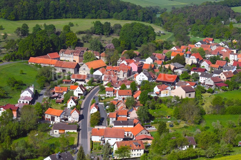 Luftaufnahme Willershausen - Dorf - Ansicht am Rande Waldgebieten in Willershausen im Bundesland Hessen, Deutschland