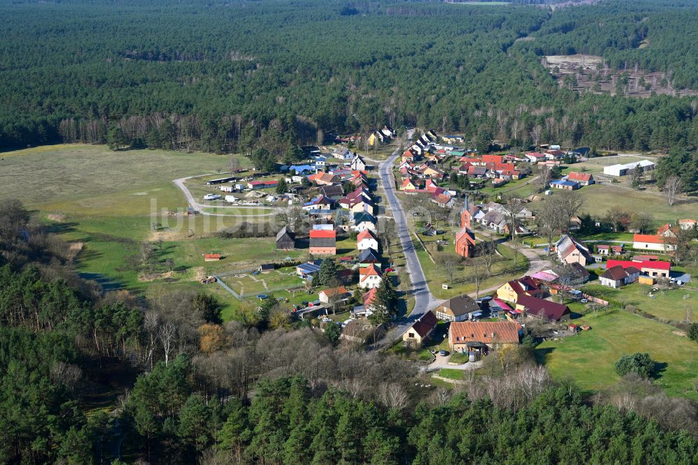 Luftaufnahme Zechow - Dorf - Ansicht am Rande von Waldgebieten in Zechow im Bundesland Brandenburg, Deutschland