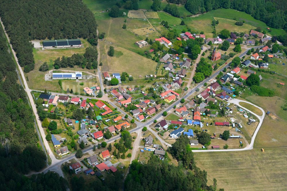 Zechow aus der Vogelperspektive: Dorf - Ansicht am Rande von Waldgebieten in Zechow im Bundesland Brandenburg, Deutschland