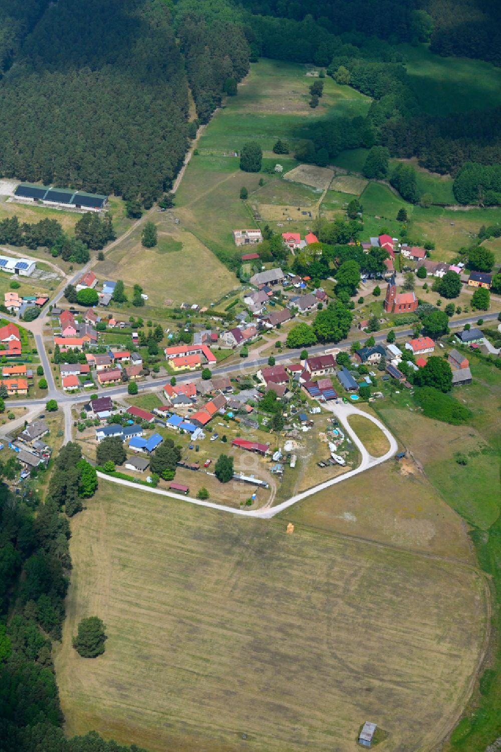 Zechow von oben - Dorf - Ansicht am Rande von Waldgebieten in Zechow im Bundesland Brandenburg, Deutschland