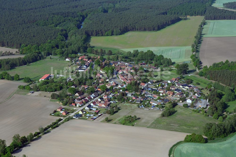Zootzen aus der Vogelperspektive: Dorf - Ansicht am Rande Waldgebieten in Zootzen im Bundesland Brandenburg, Deutschland