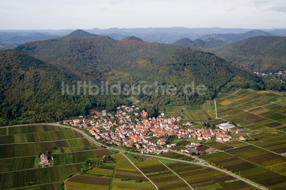 Luftbild Eschbach - Dorf - Ansicht am Rande von Weinbergen zu Füßen des Haardtrandes des Pfälzerwaldsin Eschbach im Bundesland Rheinland-Pfalz
