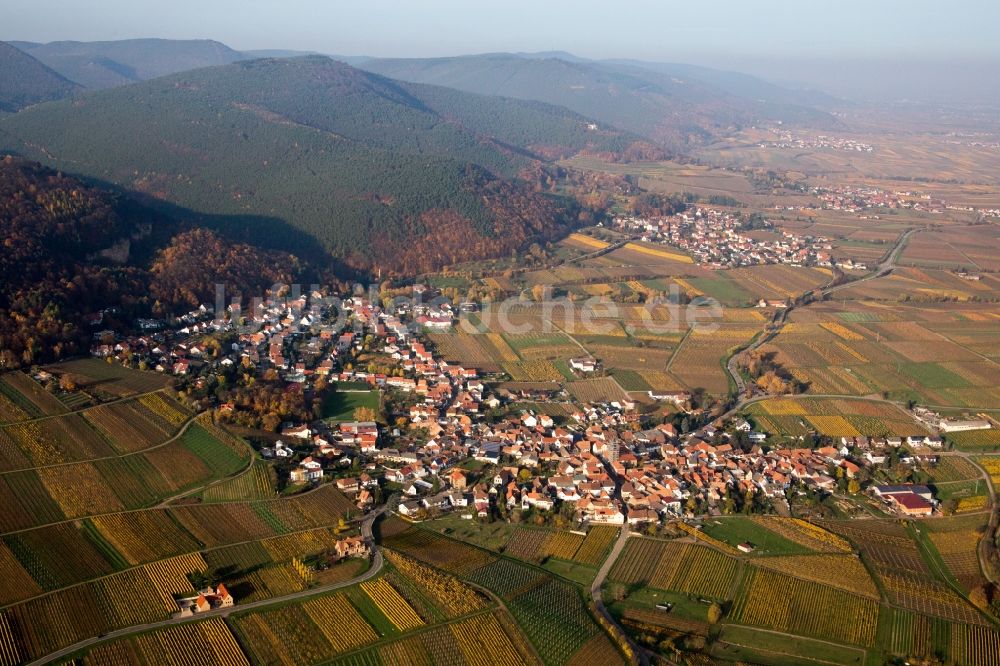 Luftaufnahme Frankweiler - Dorf - Ansicht am Rande von Weinbergen am Haardtrand in Frankweiler im Bundesland Rheinland-Pfalz, Deutschland