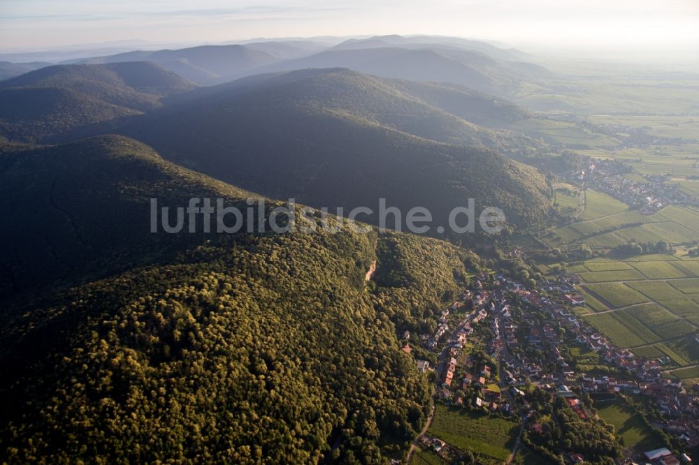Frankweiler von oben - Dorf - Ansicht am Rande von Weinbergen am Haardtrand in Frankweiler im Bundesland Rheinland-Pfalz, Deutschland