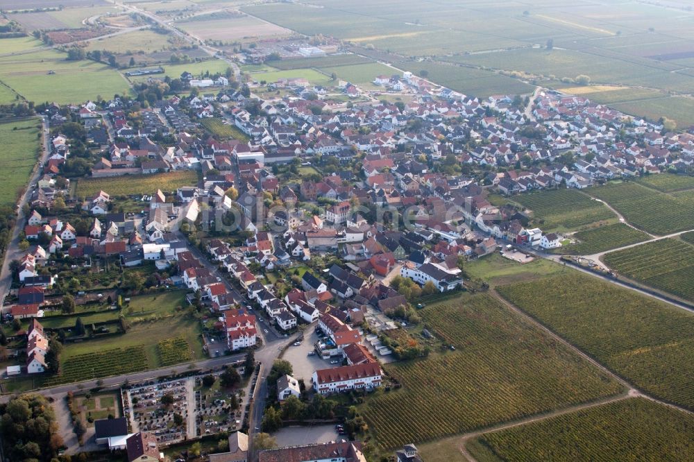 Luftaufnahme Ruppertsberg - Dorf - Ansicht am Rande von Weinbergen im Ortsteil Königsbach in Ruppertsberg im Bundesland Rheinland-Pfalz