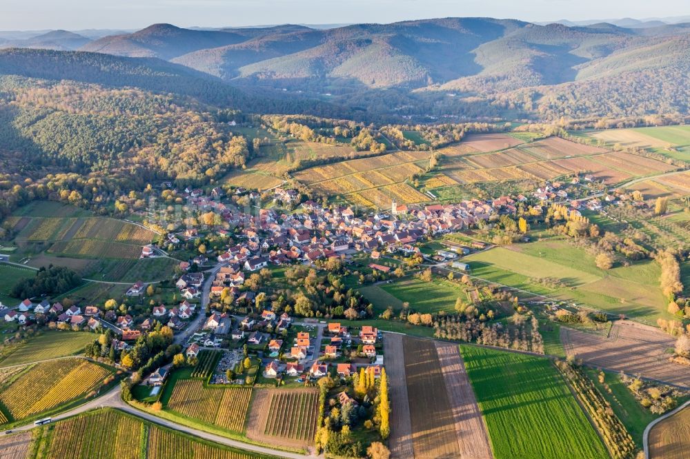 Luftaufnahme Rott - Dorf - Ansicht am Rande von Weinbergen in Rott in Grand Est, Frankreich