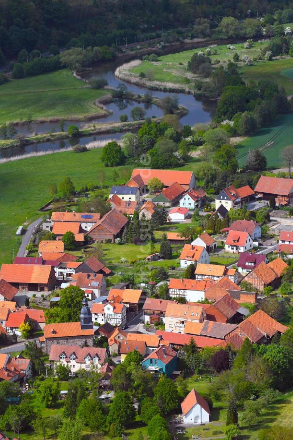Sallmannshausen aus der Vogelperspektive: Dorf - Ansicht in Sallmannshausen im Bundesland Thüringen, Deutschland
