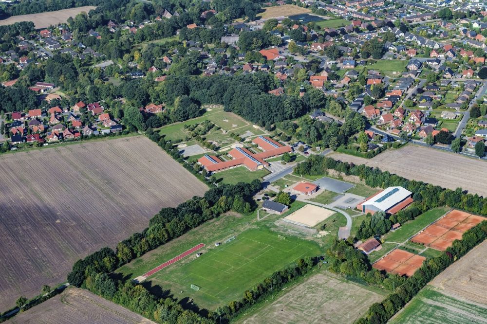 Fredenbeck aus der Vogelperspektive: Dorf - Ansicht Sportplatz und Grundschule in Fredenbeck im Bundesland Niedersachsen, Deutschland
