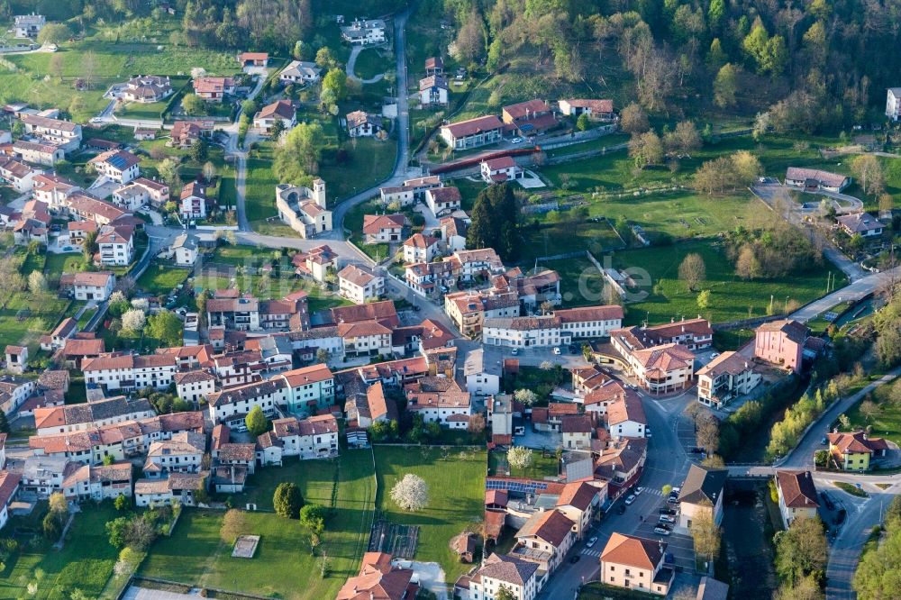 Travesio aus der Vogelperspektive: Dorf - Ansicht in Travesio in Friuli-Venezia Giulia, Italien