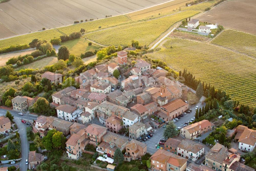 Luftaufnahme Valiano - Dorf - Ansicht von Valiano mit Weinbergen von Montepulciano in Toscana, Italien