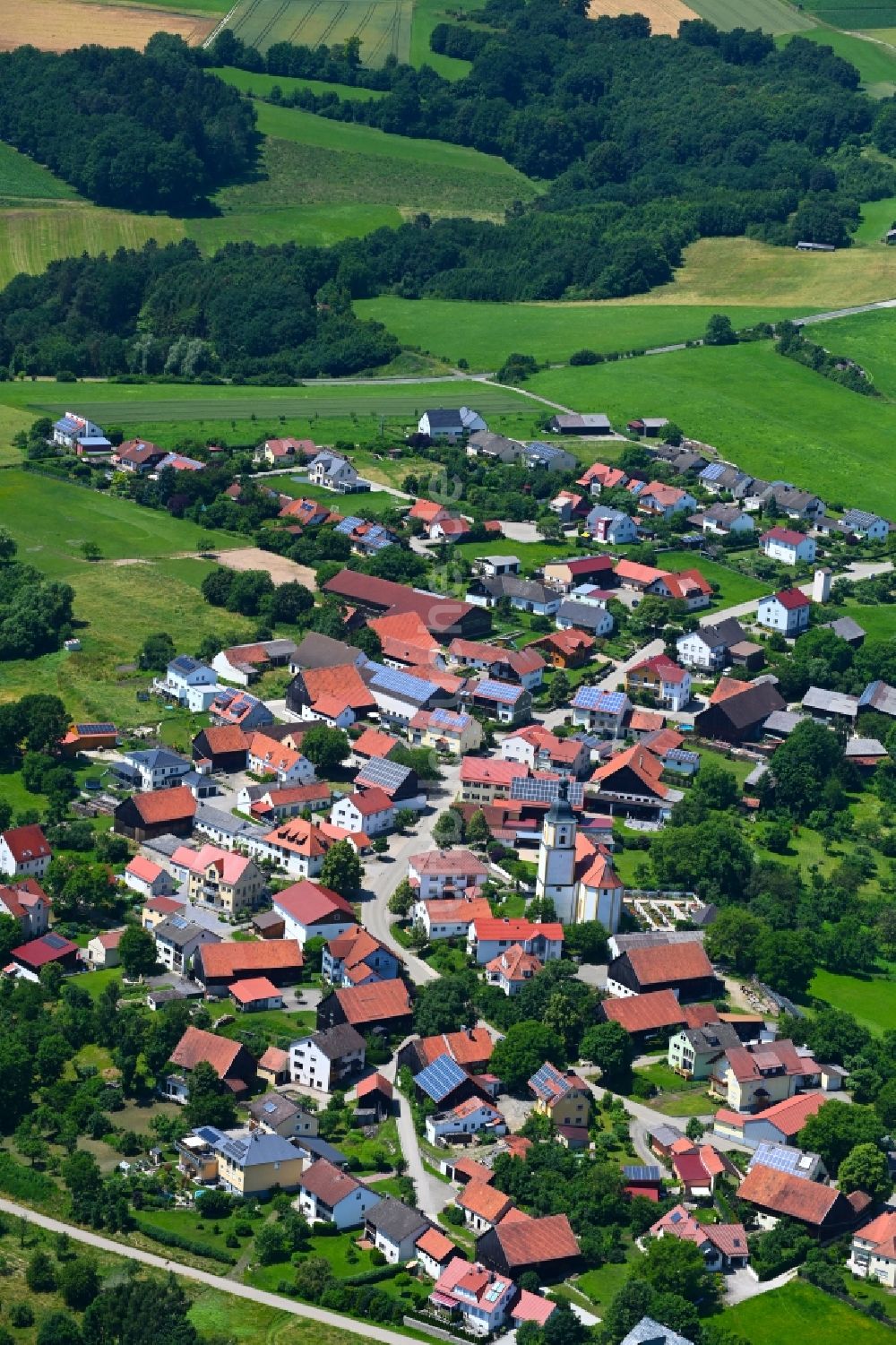 Waltersberg aus der Vogelperspektive: Dorf - Ansicht in Waltersberg im Bundesland Bayern, Deutschland