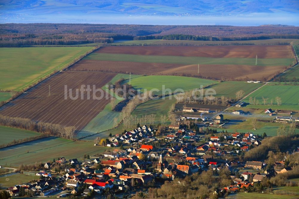 Weißenschirmbach aus der Vogelperspektive: Dorf - Ansicht in Weißenschirmbach im Bundesland Sachsen-Anhalt, Deutschland