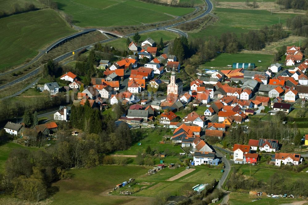 Wickers aus der Vogelperspektive: Dorf- Ansicht von Wickers in der Rhön im Bundesland Hessen, Deutschland
