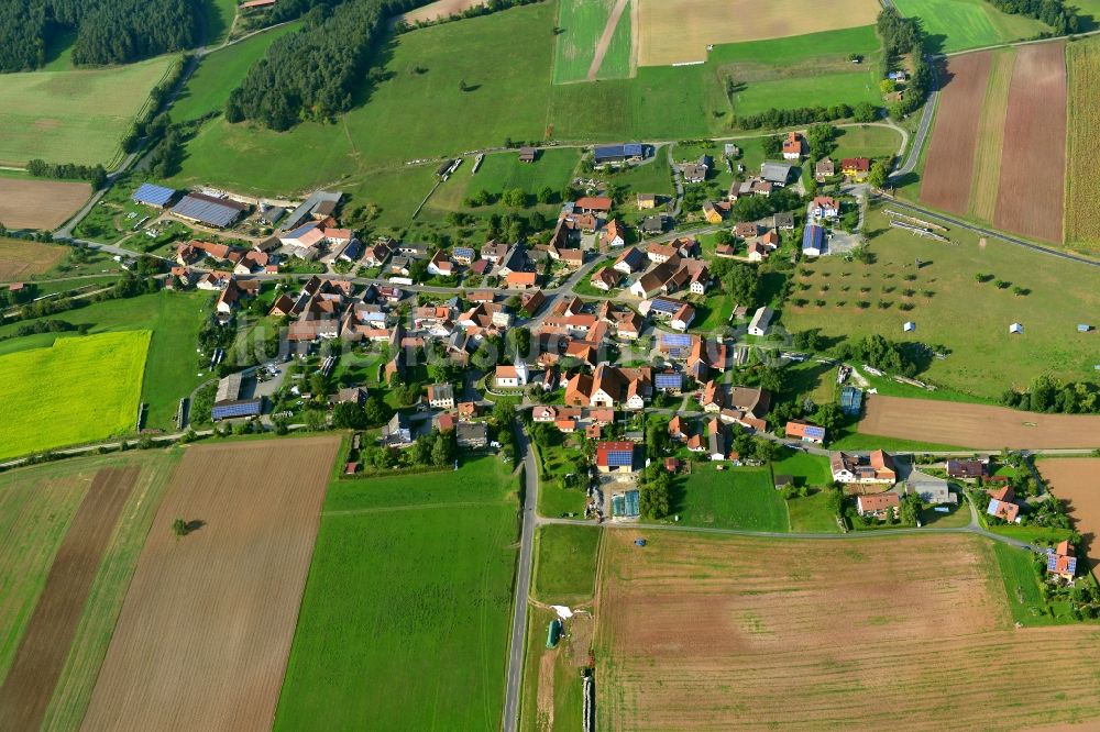 Luftaufnahme Bischwind a.Raueneck - Dorf - Ansicht der zum Landkreis Haßberge gehörenden Gemeinde Bischwind am Raueneck im Bundesland Bayern