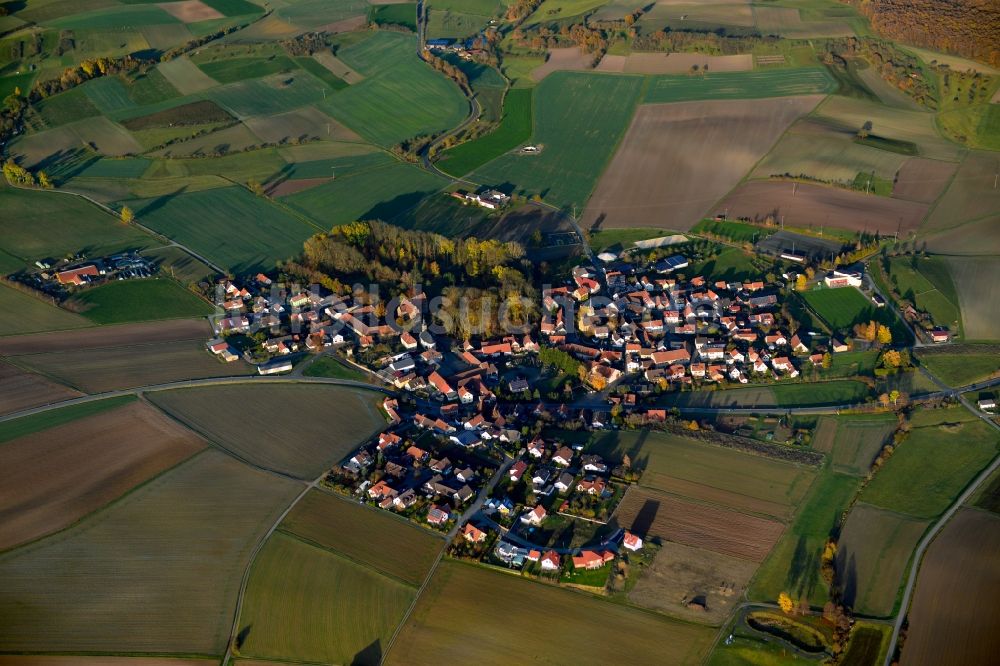 Friesenhausen aus der Vogelperspektive: Dorf - Ansicht der zum Landkreis Haßberge gehörenden Gemeinde Friesenhausen im Bundesland Bayern