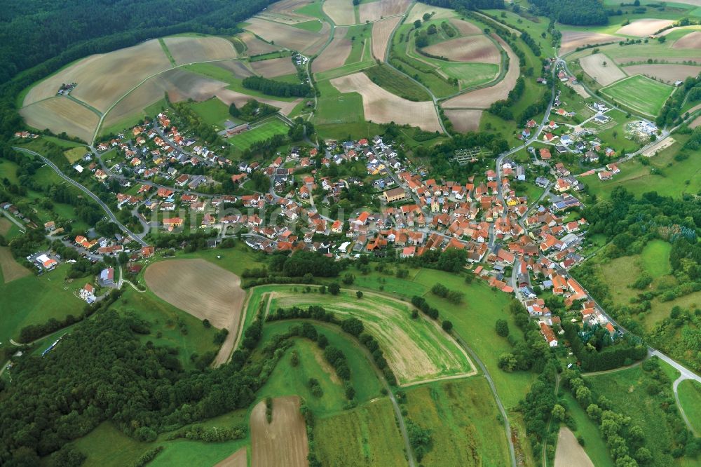 Neubrunn aus der Vogelperspektive: Dorf - Ansicht der zum Landkreis Haßberge gehörenden Gemeinde Neubrunn im Bundesland Bayern