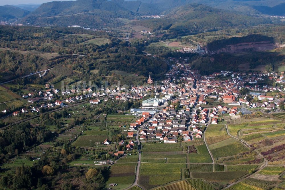 Albersweiler von oben - Dorf - Ansicht zwischen Pfälzerwald und Reben in Albersweiler im Bundesland Rheinland-Pfalz