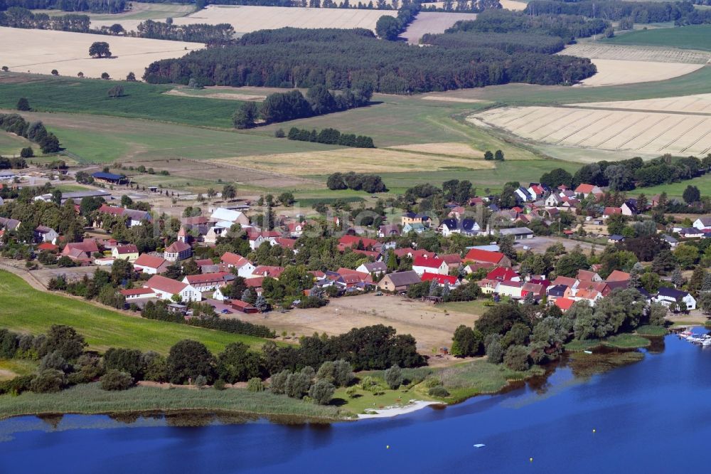 Stechow-Ferchesar von oben - Dorf an den See- Uferbereichen des Ferchesarer See in Stechow-Ferchesar im Bundesland Brandenburg, Deutschland