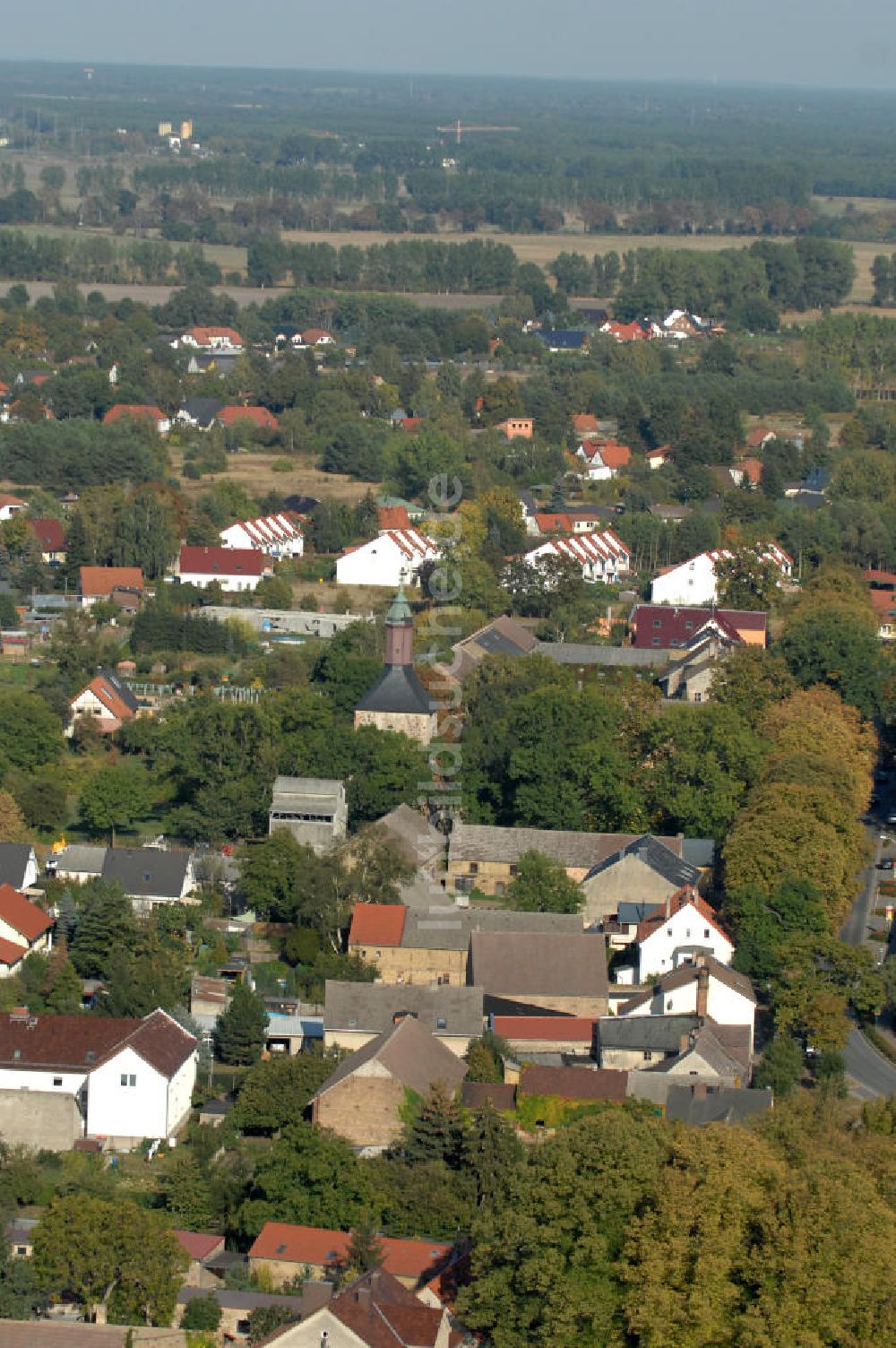 Luftbild Bötzow - Dorfansicht von Bötzow mit der Kirche an der Schönwalder Allee