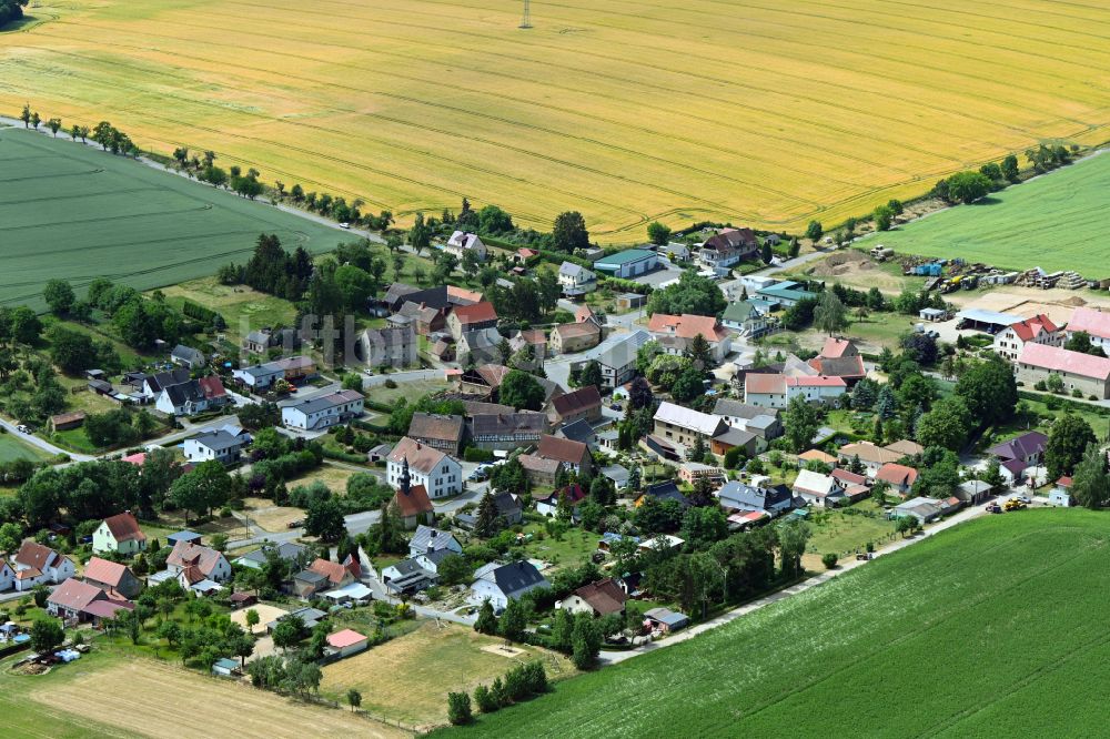 Luftaufnahme Schnaudertal - Dorfansicht am Feldrand in Kleinpörthen in Schnaudertal im Bundesland Sachsen-Anhalt, Deutschland