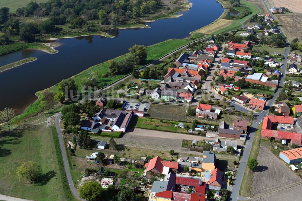 Gallin von oben - Dorfansicht an den Fluss- Uferbereichen der Elbe in Gallin im Bundesland Sachsen-Anhalt, Deutschland