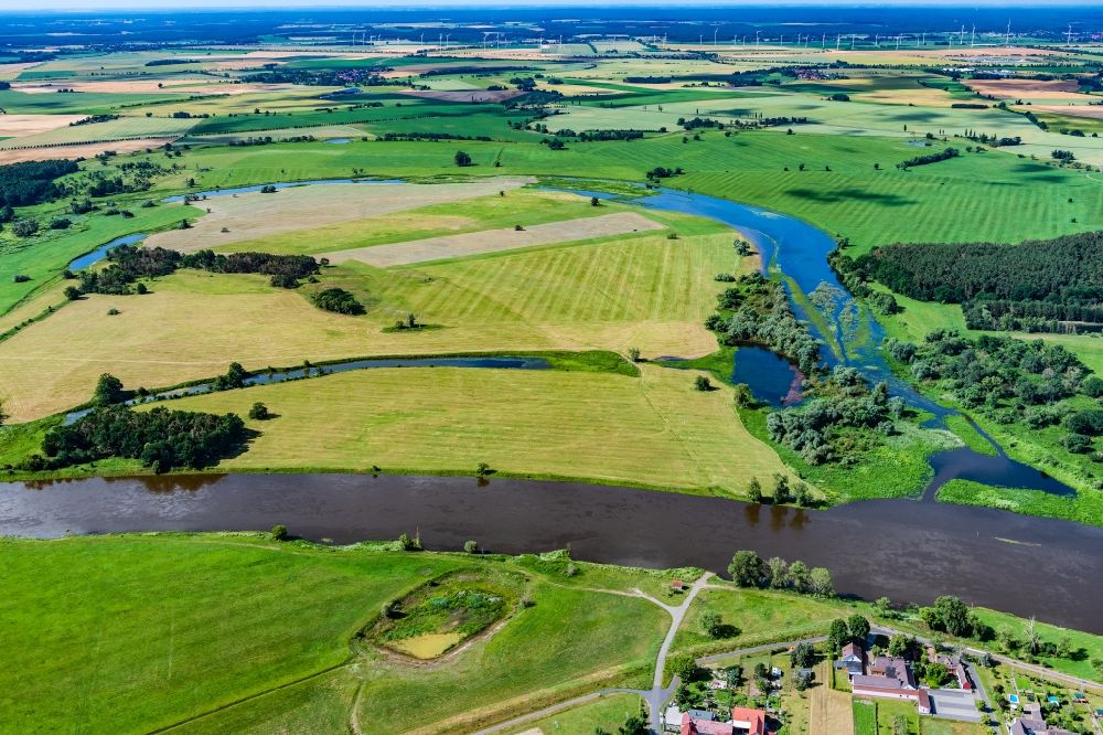 Luftbild Gallin - Dorfansicht an den Fluss- Uferbereichen der Elbe in Gallin im Bundesland Sachsen-Anhalt, Deutschland