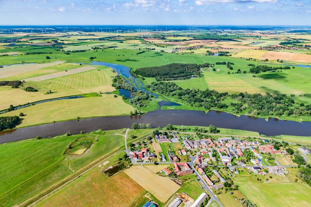 Gallin von oben - Dorfansicht an den Fluss- Uferbereichen der Elbe in Gallin im Bundesland Sachsen-Anhalt, Deutschland
