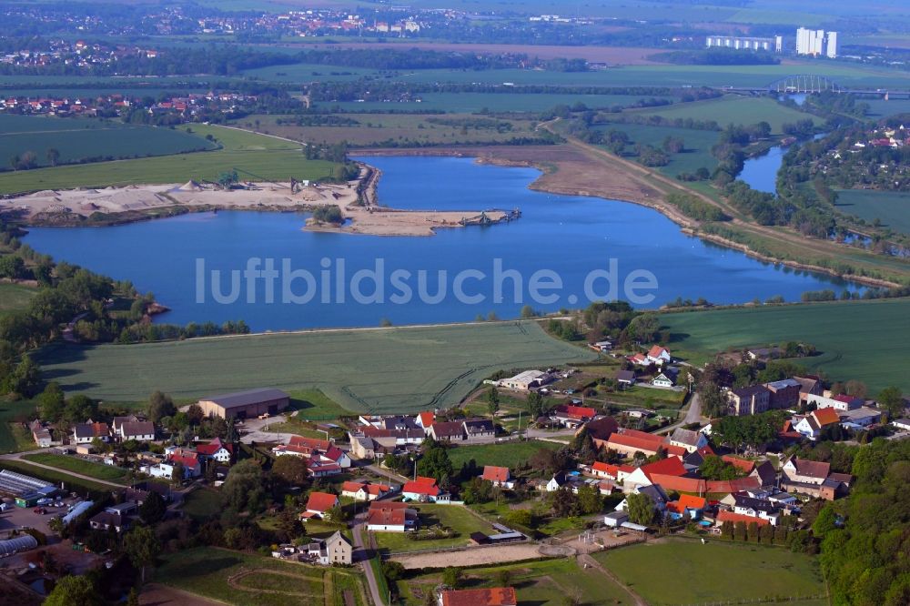 Kustrena von oben - Dorfansicht mit Kiesgruben- See in Kustrena im Bundesland Sachsen-Anhalt, Deutschland