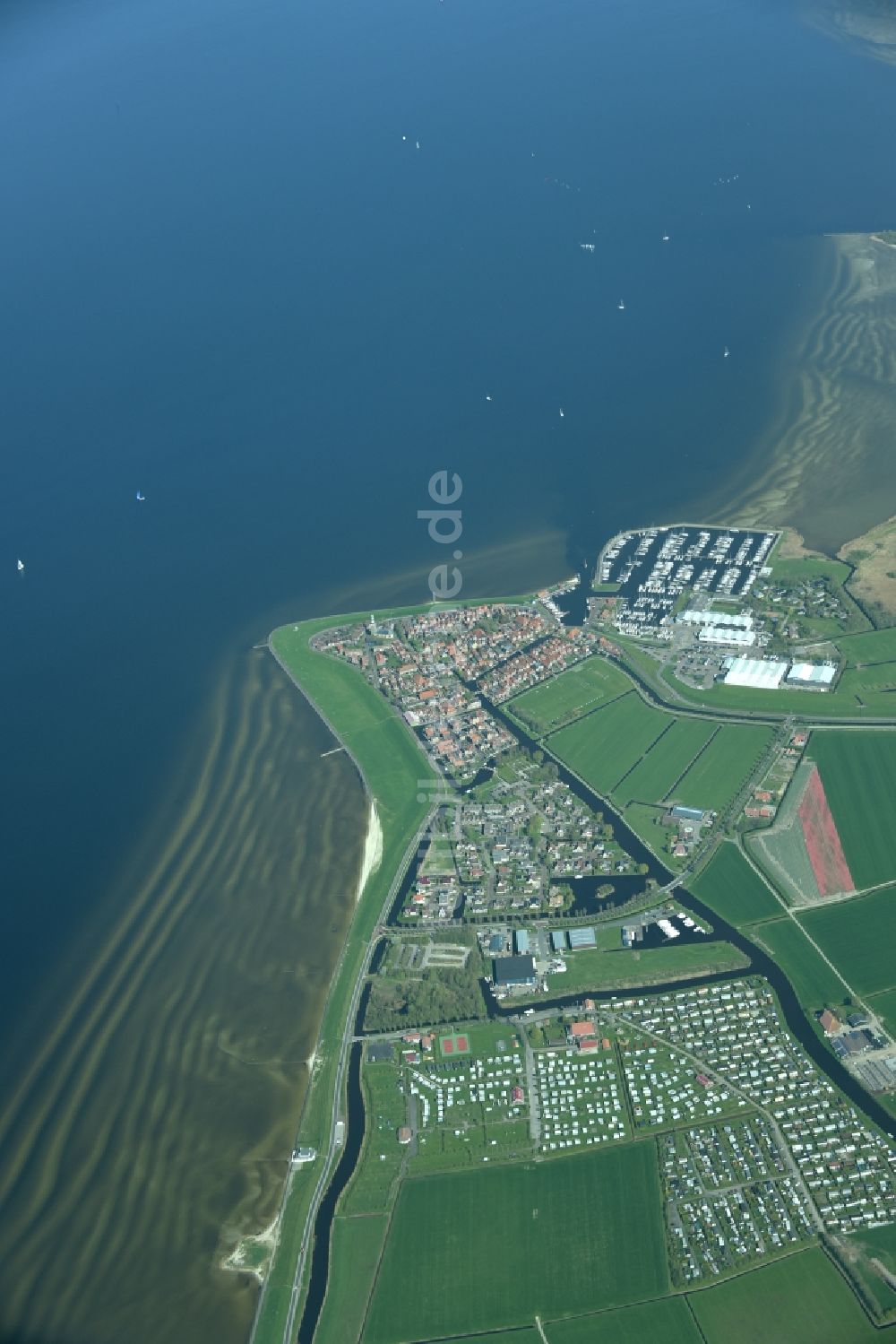 Luftbild Hindeloopen - Dorfansicht im Küstenbereich des IJsselmeeres in Hindeloopen in Friesland, Niederlande