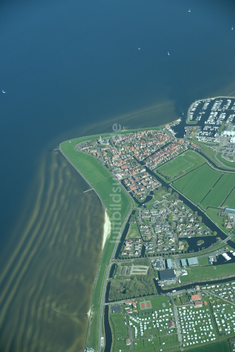 Luftaufnahme Hindeloopen - Dorfansicht im Küstenbereich des IJsselmeeres in Hindeloopen in Friesland, Niederlande