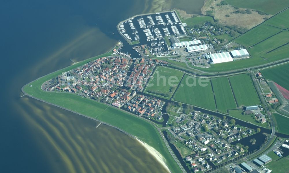 Hindeloopen von oben - Dorfansicht im Küstenbereich des IJsselmeeres in Hindeloopen in Friesland, Niederlande