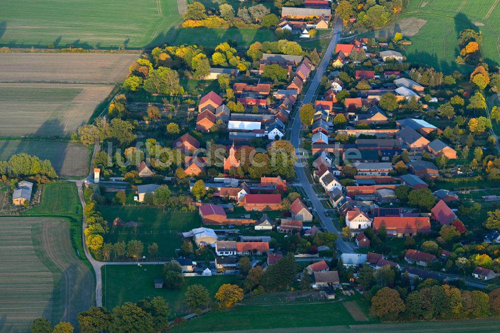 Kuhbier aus der Vogelperspektive: Dorfansicht in Kuhbier im Bundesland Brandenburg, Deutschland